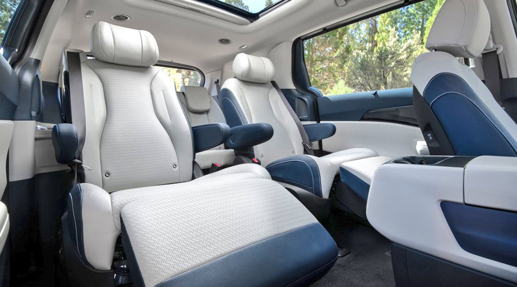 2024 Kia Carnival cabin