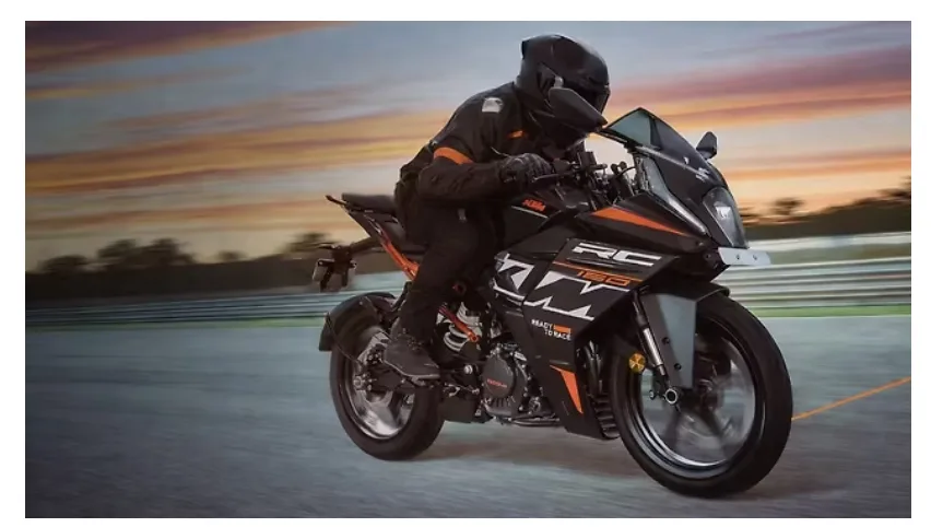 KTM RC 160 carries KTM’s signature angular and aggressive look