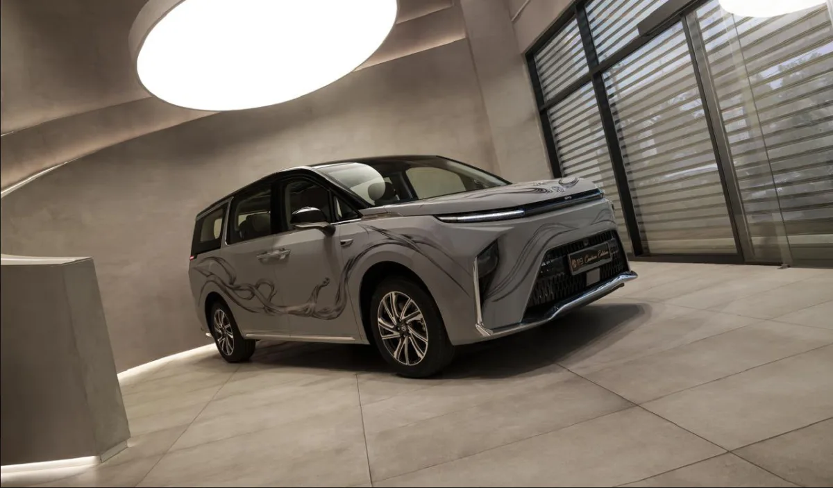 MG M9 Couture Edition interprets the high-fashion theme with contrasting charcoal-colored streaks over the white body.
