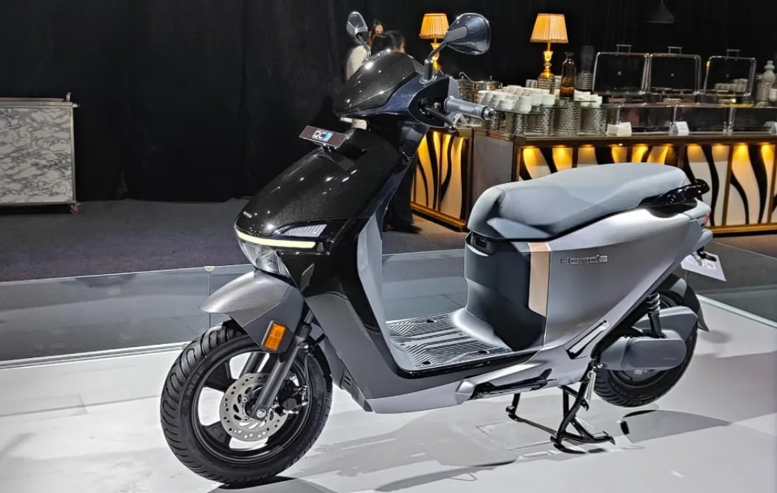 Honda QC3 follows a simple and practical family-scooter design.