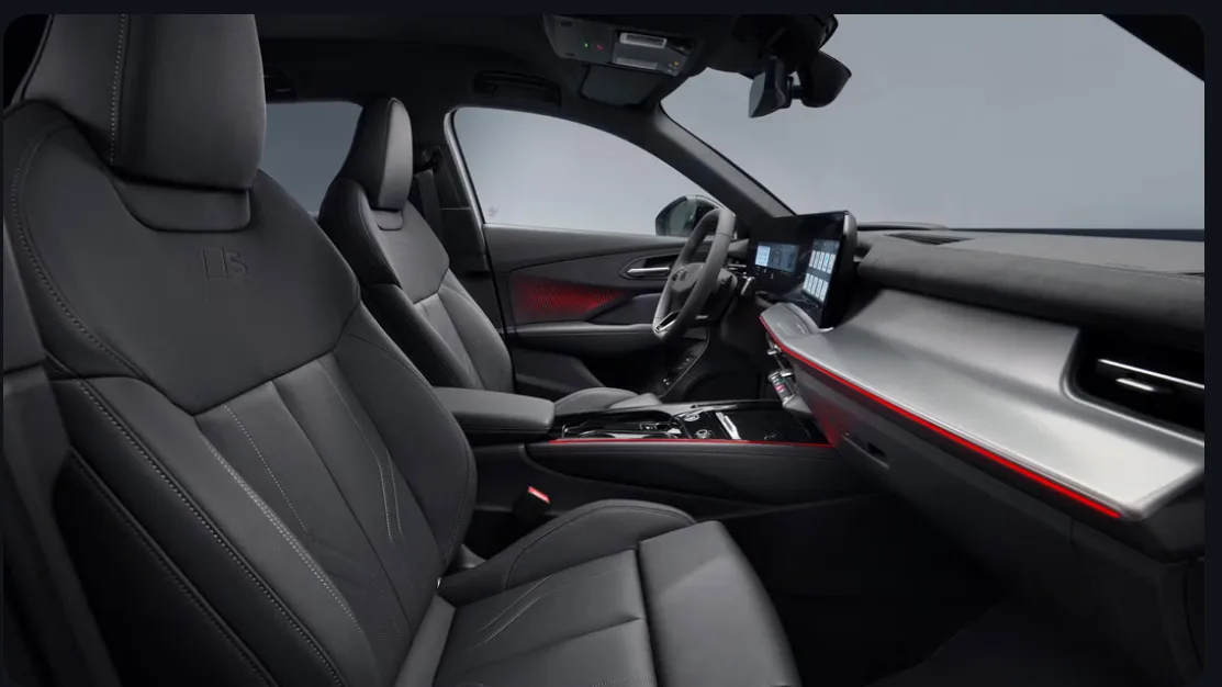Audi has replaced the old dashboard with a cleaner layout featuring an 11.9-inch digital driver’s display and a 12.8-inch touchscreen infotainment system arranged in a curved setup.