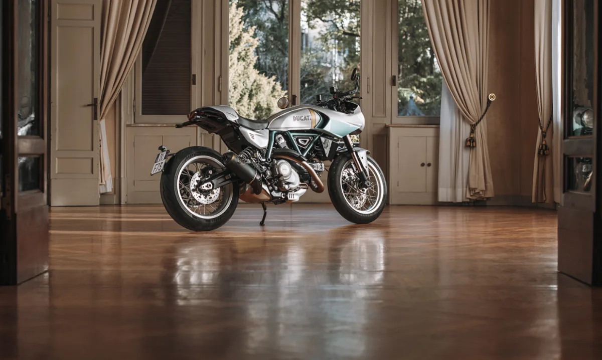 The Ducati Formula 73 uses a steel trellis frame with a 41mm upside-down KYB front fork.