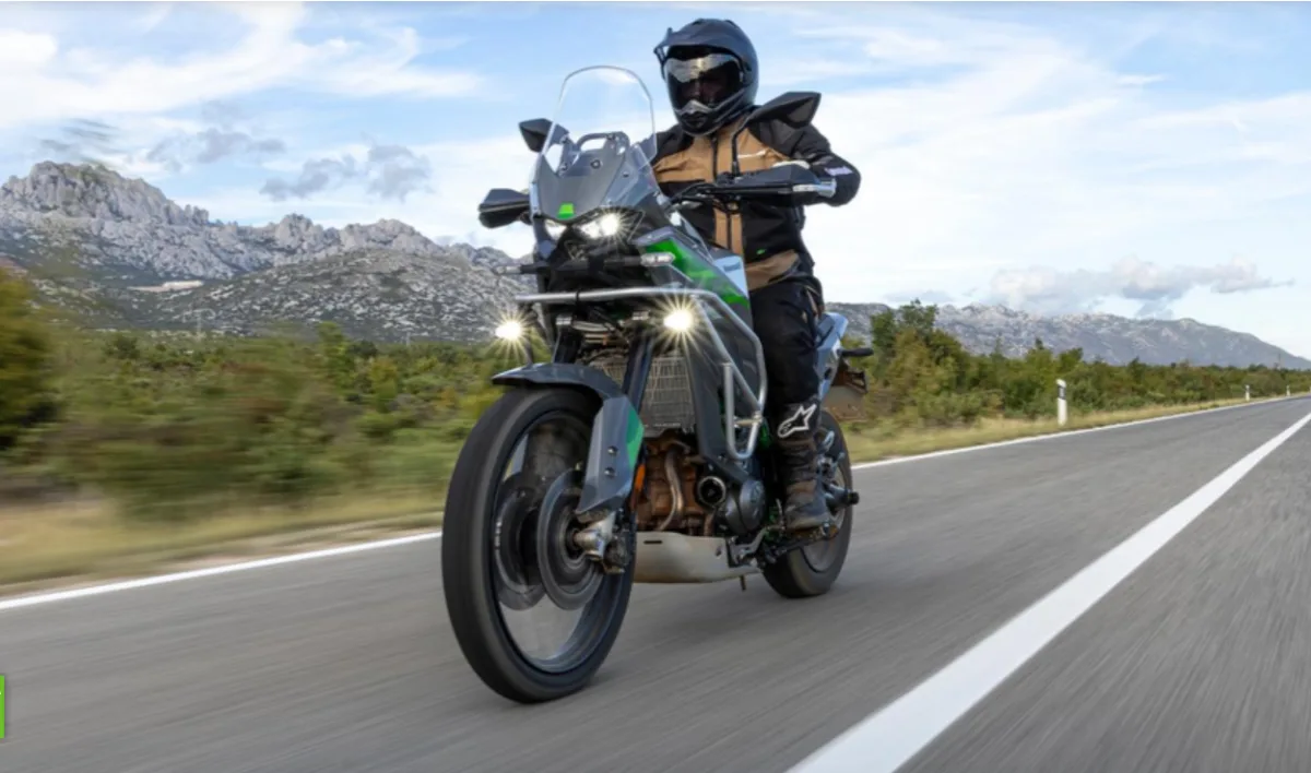 2027 Kawasaki KLE650 gets a rally-inspired design with larger body panels than the KLE500.