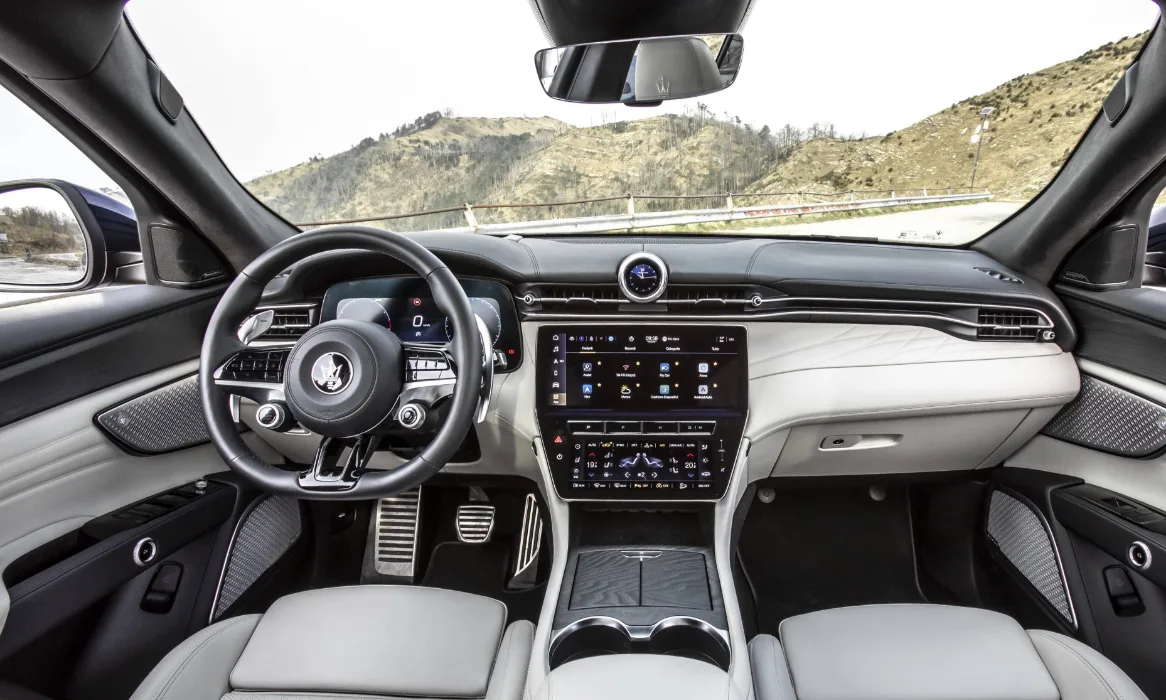 The cabin of the Maserati Grecale facelift gets a new octagonal steering wheel finished in perforated leather or Alcantara.